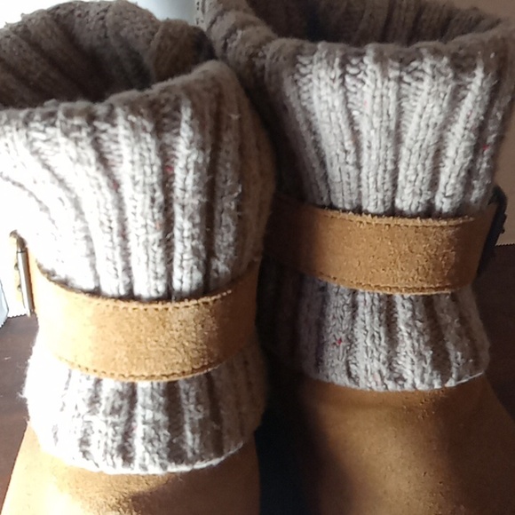 UGG Boots Size 8, Cambridge Chestnut - Picture 2 of 6